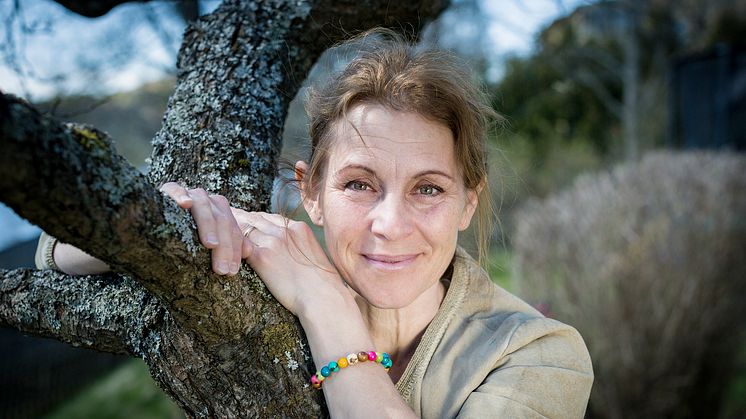 Helen Sjöholm, artist och ambassadör för Vi-skogen, med armbandet Trees and Love. Foto: Marcus Lundstedt/Vi-skogen