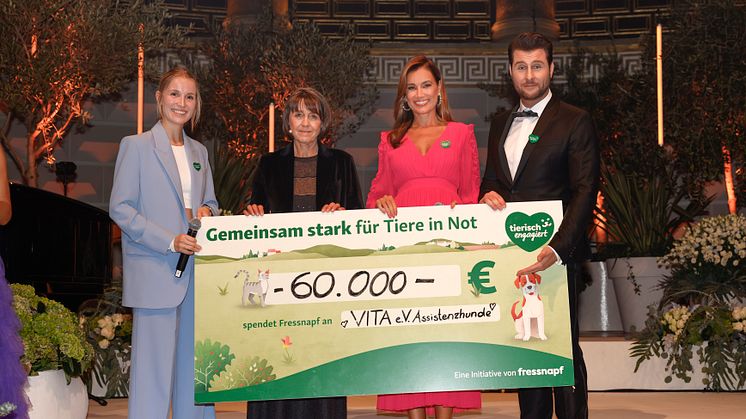 Übergeben 60.000 Euro an Vita e.V. Assistenzhunde: v.l. Theresa Spenrath (Initiative "tierisch engagiert", Tatjana Kreidler (Gründerin Vita), Jana Ina Zarrella ("tierisch engagiert"-Botschafterin) und RTL-Moderator Maurice Gajda - Foto: Fressnapf