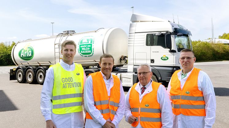 v.l.n.r: Harry Veldman und Kasper Thormod Nielsen (beide Arla Foods), Agrarminister Dr. Till Backhaus, Jens Oldenburg (Landwirt und gewählter Vertreter der Arla Genossenschaft). Foto: Silke Winkler