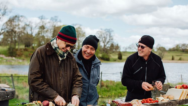 Magnus Nyman, ägare Wallby säteri, förbereder måltidsupplevelsen The Edible Table tillsammans med Sven-Erik Larsson och Joakim Alin. 