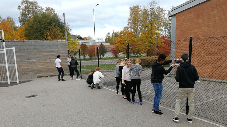 Elever på Erlaskolan i Falun mäter ute på skolgården.