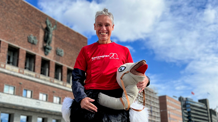 Oslo maratons løypesjef, Tim Bennett har testet strutse-drakten i forkant av løpet. Bilde Oslo Maraton.