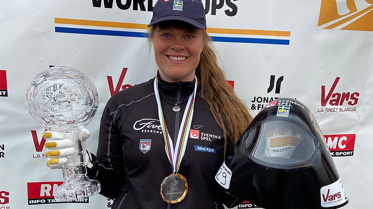 Britta Backlund vann totala världscupen och belönades med en kristallglob. Foto: Svenska Skidförbundet.