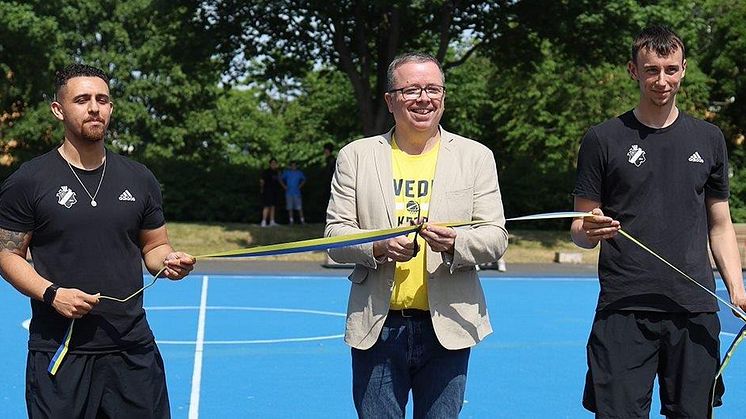 Jimmy Blomqvist Larsson, styrelseordförande Signalisten, inviger nya basketplanen i Hagalund, assisteras av AIK basket.