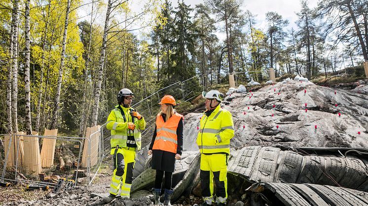 Miljöborgarrådet Katarina Luhr pratar med de ansvariga från entreprenören YIT efter den första sprängningen för nya avloppstunneln  