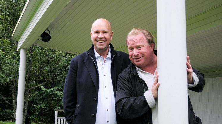 Lasse Kronér (till vänster) och Claes Malmberg (till höger) på herrgårdsscenen i Jonsered, Partille. Bild: Partille kommun.