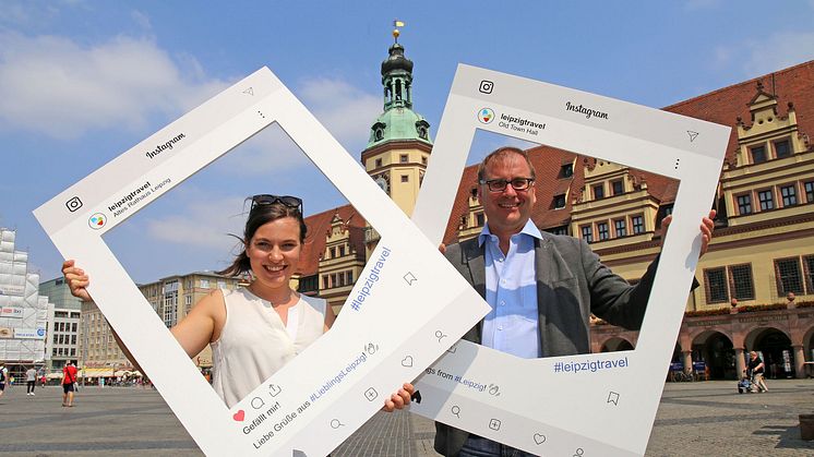 Eingerahmt: Studentin Sophie Richter und Dr. Anselm Hartinger, Direktor des Stadtgeschichtlichen Museums Leipzig, testen die neuen Instagram-Rahmen vor dem Alten Rathaus in Leipzig