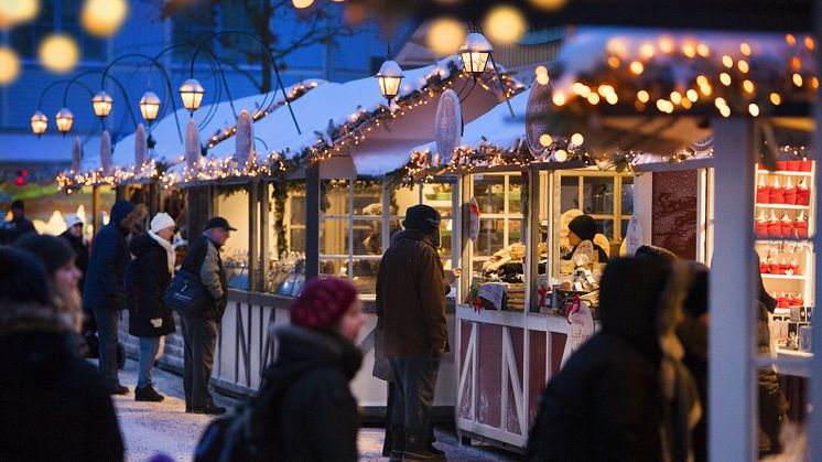 Sveriges största julmarknad med sina korsvirkesbodar