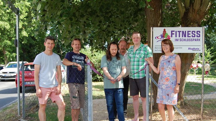 Freuen sich über den neuen Outdoor-Fitness-Parcours: Otto Patrick (Einrichtungsleitung Bereich Pflege), Hardy Schneider (Haustechnik) sowie Dominik Gerber, Klaus Petri, Carsten Tusche und Ursula Nölker (Regionalleitung, von links)