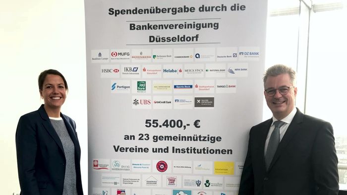 Janina Neußer, Unternehmenskommunikation der apoBank, und Jörg Peter Cauko, Berater Standesorganisationen, bei der Spendenübergabe der Bankenvereinigung Düsseldorf. (Foto: apoBank)
