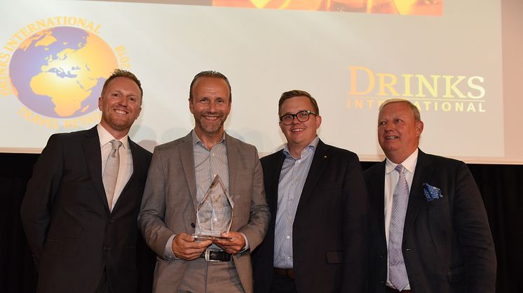 Vid pristudelningen på Drinks International Travel Retail Awards 2018. Från vänster: Christian Davis, Drinks International, Kim Engblom och Carl Mörn, Viking Line, samt Justin Smith, Drinks International