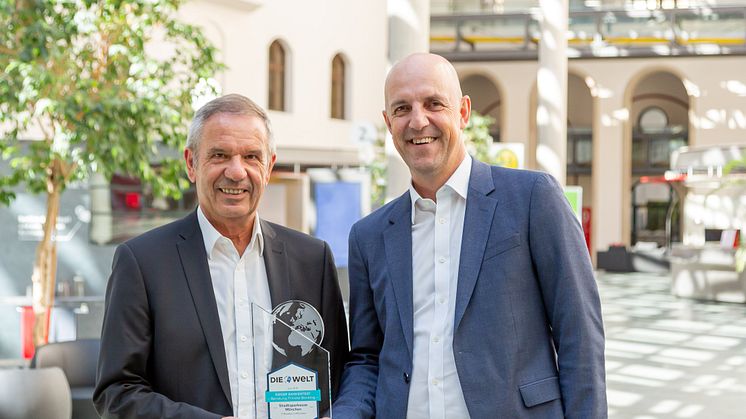 Stefan Hattenkofer (rechts), als Vorstand für das Individualkundengeschäft zuständig, gratuliert dem Direktor für Private Banking, Günter Zehner (links), für das dritte Testsiegel „Bestes Private Banking in München“.