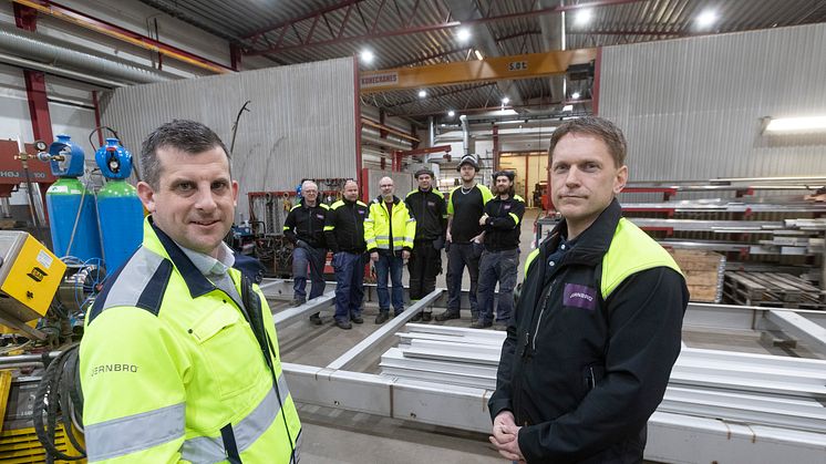 Niklas Jälmevik, Regionchef Väst, och Peter Johansson, Avdelsningschef Svets i Skövde framför några av medarbetarna på den nya gemensamma svetsavdelningen i Skövde