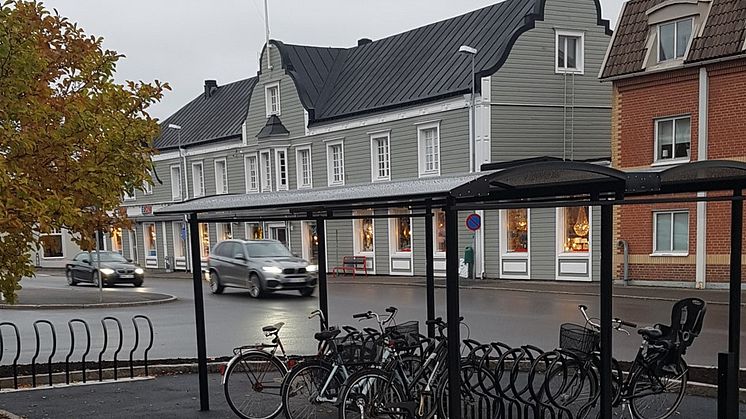 City 90 Plaza Dubbel med svartlackerade cykelställ, modell Arc, Värnamo resecentrum