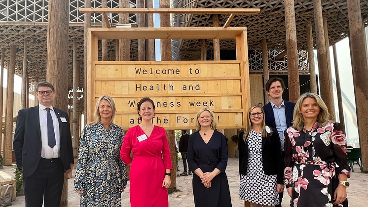 Representanter från Karolinska Universitetssjukhuset, Sveriges ambassad i Abu Dhabi,  Regeringskansliets life science-kontor, AstraZeneca och Swecare framför den svenska paviljongen på Expo 2020 Dubai.