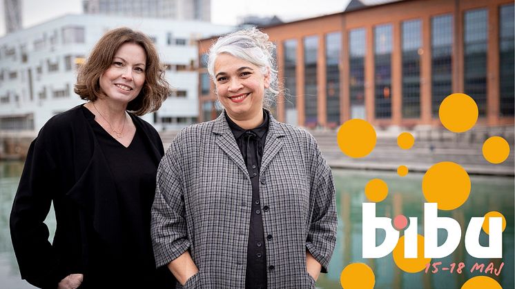 Liselotte Lindahl och Tanja Mangalanayagam presenterar de utvalda produktionerna för bibu 2024 Foto: Jenny Baumgartner