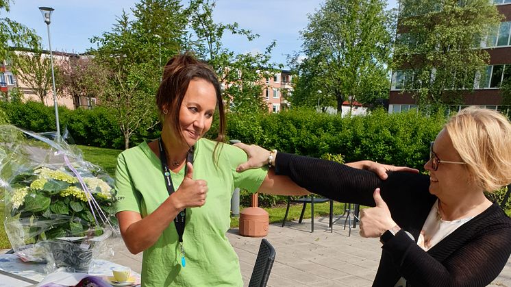Jenny Grälls, vinnaren av handledarpriset och Erika Norlander Ekberg, verksamhetschef på Förenade Care Liljefors Torg 4 firar vinsten tillsammans med kollegor på vård- och omsorgsboendet.