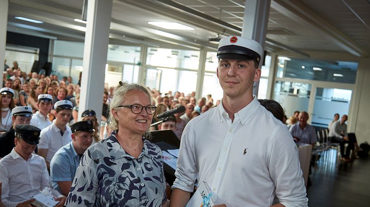 Andreas Andreasen blev årets klasserepræsentant for 3.c og fik overrakt boggaven af lektor Lisbeth Greve. 