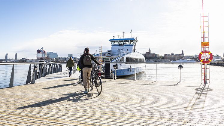 Nybyggda färjeläget och eldrivna älvskytteln Elvy vid nya hållplatsen Lundbystrand. Fotograf: Eddie Löthman.