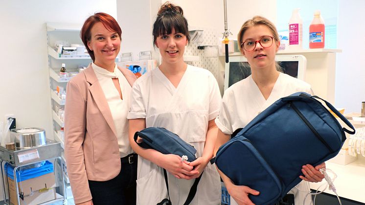 Inger Axelsson, Pernilla Elmström och Karna Eilert på onkologiavdelning 87 hjälper patienter med att få cytostatikabehandling hemma.