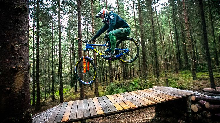 Brage Vestavik på sin nye GT-sykkel. Foto: Mayhemedia 