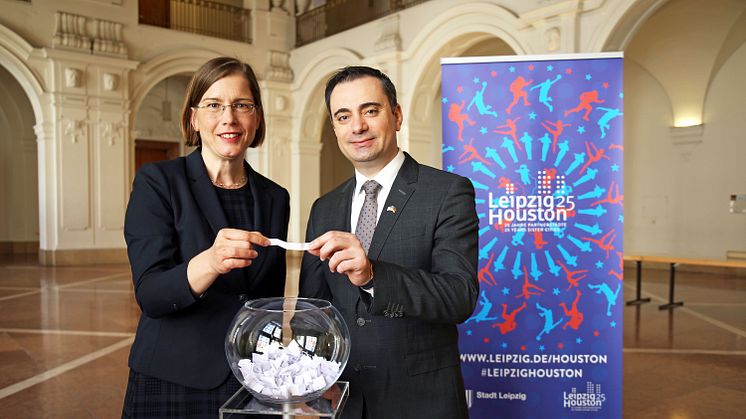 Dr. Skadi Jennicke und Timothy Eydelnant bei der Verlosung im Neuen Rathaus - 25. Jahre Städtepartnerschaft Leipzig und Houston