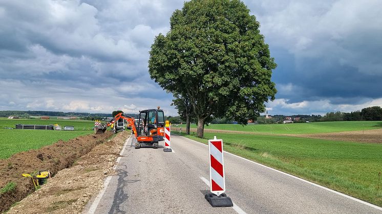 Mit der Verlegung des neuen 20-kV-Erdkabels schafft die LEW Verteilnetz GmbH (LVN) mehr Kapazitäten für die Einspeisung von Strom aus regenerativer Erzeugung.