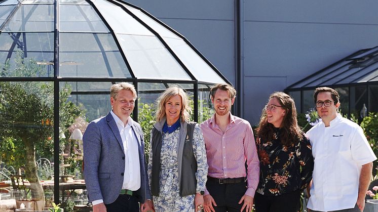 Segers Söta har öppnat café och lunchrestaurang på Skånes smultronställe Classicum Växthus i Kabbarp utanför Staffanstorp. På bilden Classicums Daniel och Anna Bertland, konditor Glenn Sjögren samt Maria och Marcus Seger.