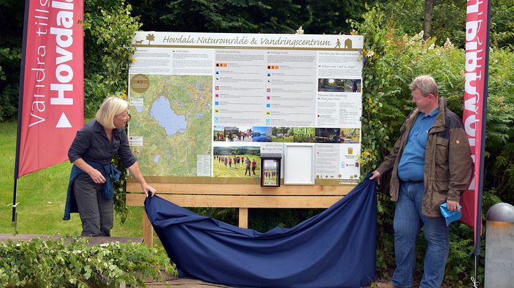 Anneli Hulthén, landshövding och Lars Johnsson (M), kommunstyrelsens ordförande, avtäckte skylten över Hovdala vandringscentrum. Foto: Hässleholms kommun