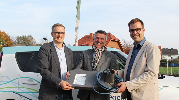 Freuen sich über neue energiesparende LED-Leuchten (v. l.): Florian Wiesing, Projektleiter WWN, Bürgermeister Ulrich Knorr und Sebastian Wöhler, Kommunalreferent WWN. 