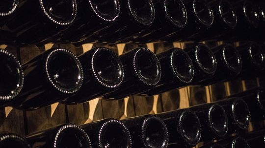 Esslingen: Sparkling wine bottles in the cellar © DZT/Carolina Hubelnig