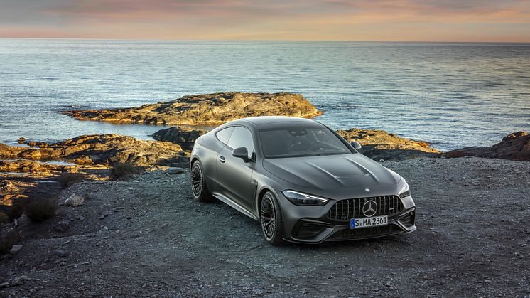 Nu släpps den första AMG-modellen av helt nya coupen CLE. Mercedes-AMG CLE 53 4MATIC+ Coupé som det fulla namnet lyder är en tvådörrarscoupé som ersätter coupémodellerna av både C- och E-Klass.