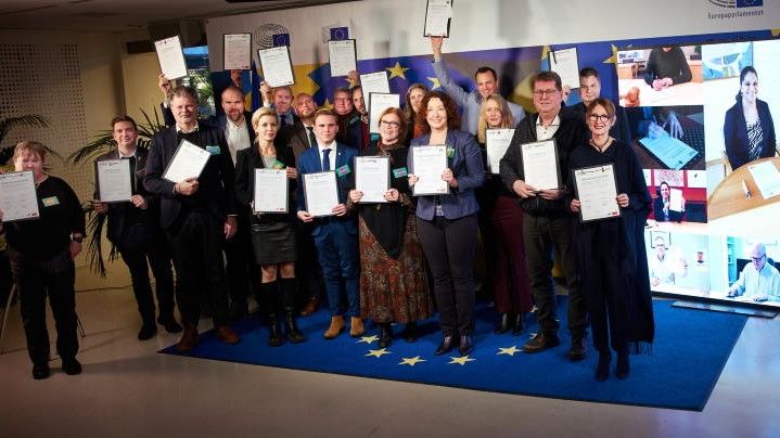 Här har kommunstyrelsens ordförande i Göteborg, Axel Josefson (tredje från vänster), signerat Klimatkontrakt 2030 på European Viable Cities Day, tillsammans med 22 andra svenska städer. Foto: Viable Cities