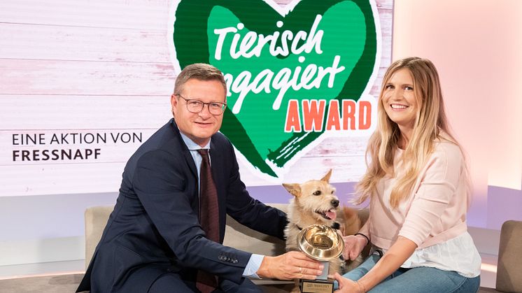 Der tierische Held James freut sich über den goldenen Fressnapf.