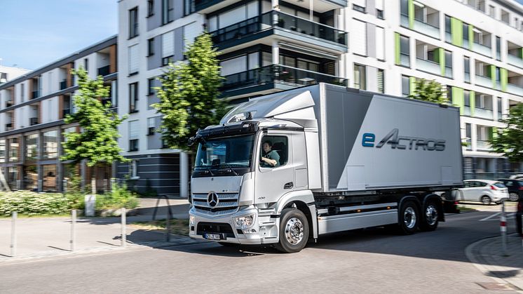 Antalet registrerade Mercedes-Benz lastbilar i segmentet över sex ton ökade med mer än 20 % under 2021 jämfört med 2020. Med en marknadsandel på 10,6% befäster Mercedes-Benz sin position som landets klart största importmärke när det gäller lastbilar.