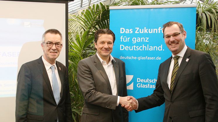 Wollen für die Zukunft gut gewappnet sein: Bürgermeister Christian Seitz (r.) und der Erste Beigeordnete Franz Jirasek (l.) mit Frank Geltinger, Director Business Development bei der Deutsche Glasfaser GmbH, beim Unternehmerfrühstück.