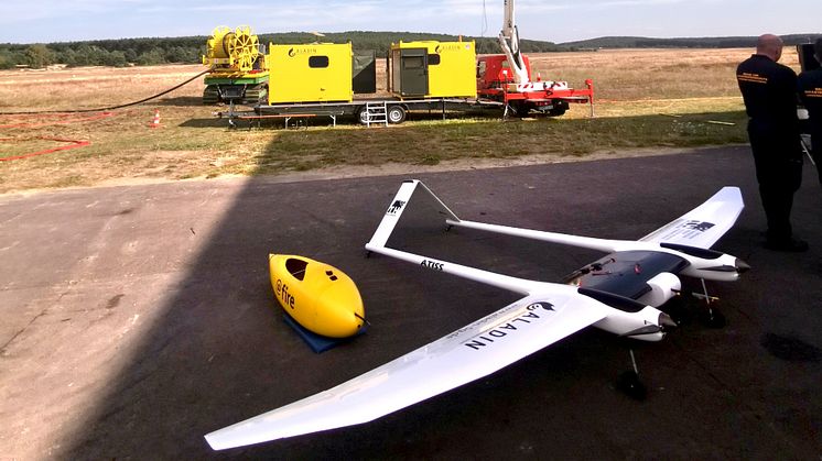 Das Projekt ALADIN demonstriert eine 5G-basierte Lösung zur Waldbrandbekämpfung. Im Bild sind einige der Komponenten auf dem Flugplatz im brandenburgischen Schönhagen im Testeinsatz. (Bild: Mike Lange/TH Wildau)