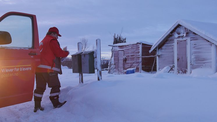 Posten leverer pakker og brev over hele landet fem dager i uka - slik Ole Hætta i Kautokeino gjør her. I fremtiden kan behovet gjøre at det blir færre omdelingsdager. Foto: Tore Oksnes