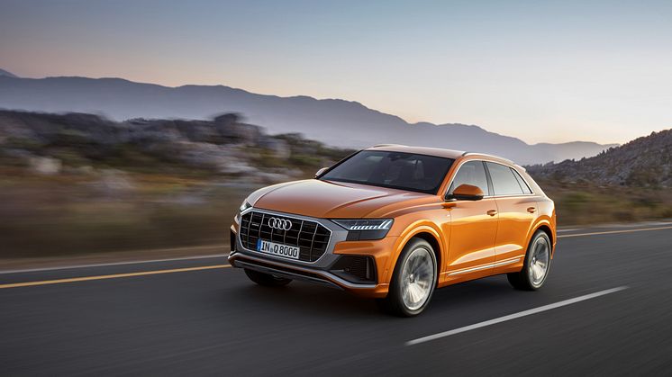 Audi Q8 (dragon orange) forfra dynamisk