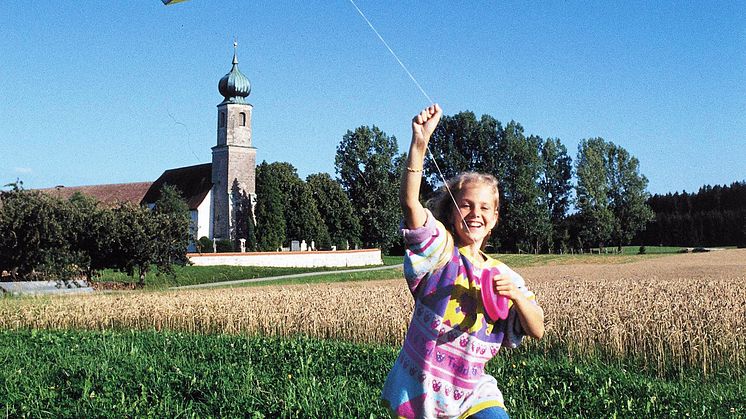 Beim Drachensteigen auf Stromleitungen achten