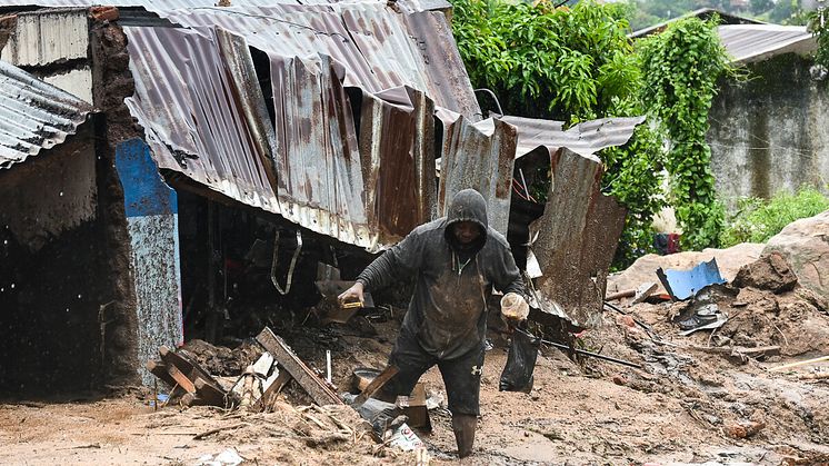 En man hämtar det han kan från sitt hem efter att cyklonen Freddy förstört det, Malawi, mars 2023. Foto: Thoko Chikondi.