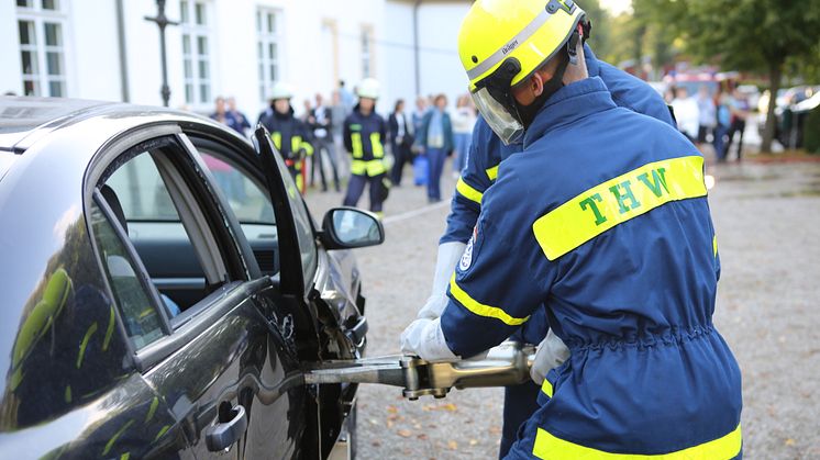 Wie Helfer Personen aus einem Unfallfahrzeug befreien, zeigte die THW-Gilde eindrucksvoll