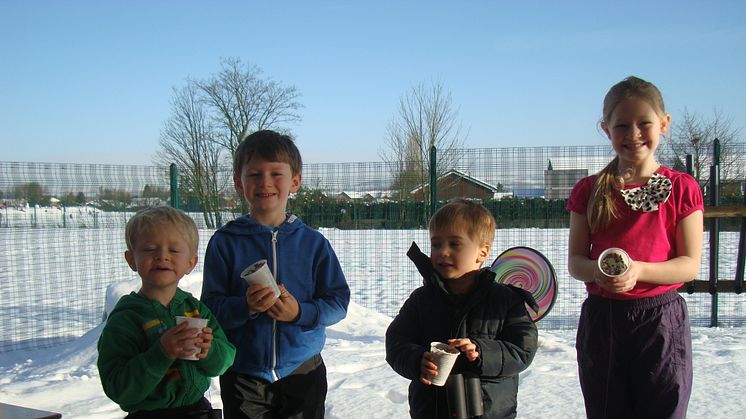 Dads and their tots look after winter wildlife