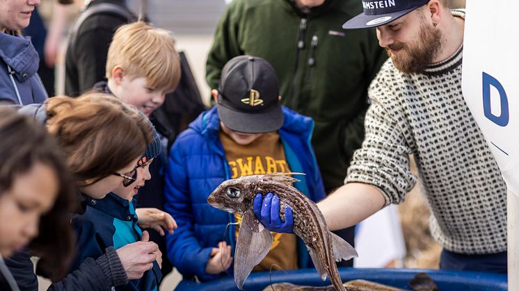Fiskeriminister Bjørnar Skjæran besøker Geitmyra matkultursenter for barn 