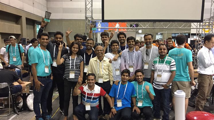 TCS stillede med et hold af egne forskere og Indian Institute of Technology i Kanpur med team-navnet IITK-TCS.