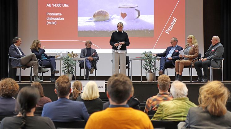 Vizepräsidentin Prof.in Dr.in Corinna Onnen leitet nach der Pause den öffentlichen Teil ein und eröffnet die Podiumsdiskussion. 