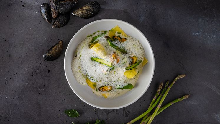 Öppen lasagne med blåmusslor, nässlor och sparris. Foto: Årets Kock 