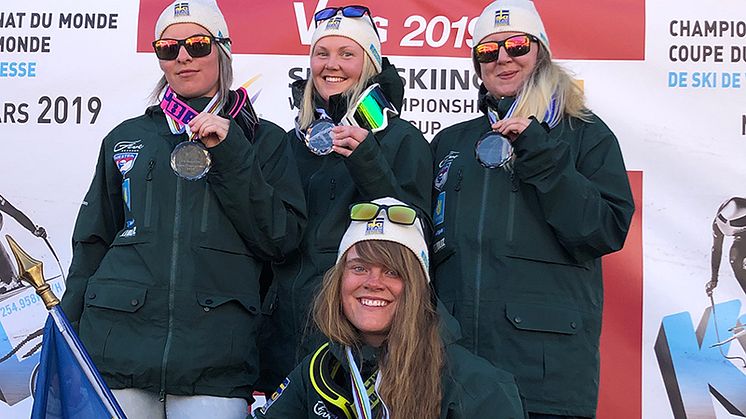 Fyra svenska medaljörer under VM i speedski. Foto: Svenska Skidförbundet.