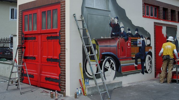  Kunst am Trafo: Historisches Löschfahrzeug am Feuerwehrhaus in Neuötting
