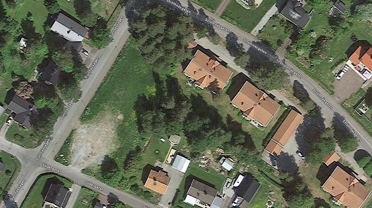 Ytan som bygglovsansökan handlar om ligger i korsningen Durrnäsvägen/Södergatan. Foto: Google maps